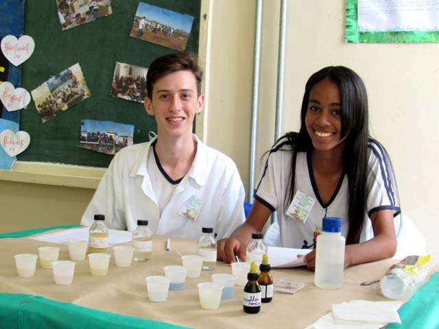 Alunos da escola durante apresentação de experimentos. Foto: Editora 4