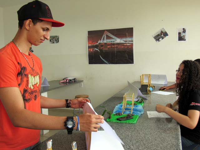 Alunos durante exposição fazem demonstração de resistência de materiais através de maquetes. Foto: Editora 4