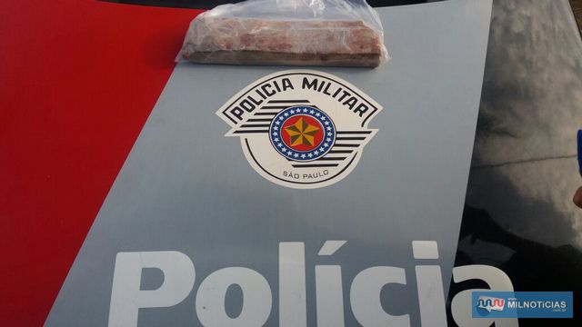 Foi apreendido um tijolo de maconha pesando 993 gramas. Foto: DIVULGAÇÃO