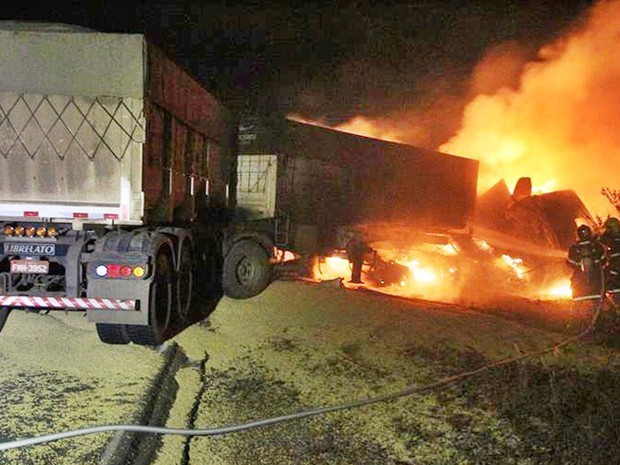 Acidente ocorreu na noite de quarta (8); BR-163 foi liberada pela manhã (Foto: Djeferson Kronbauer/Arquivo pessoal).