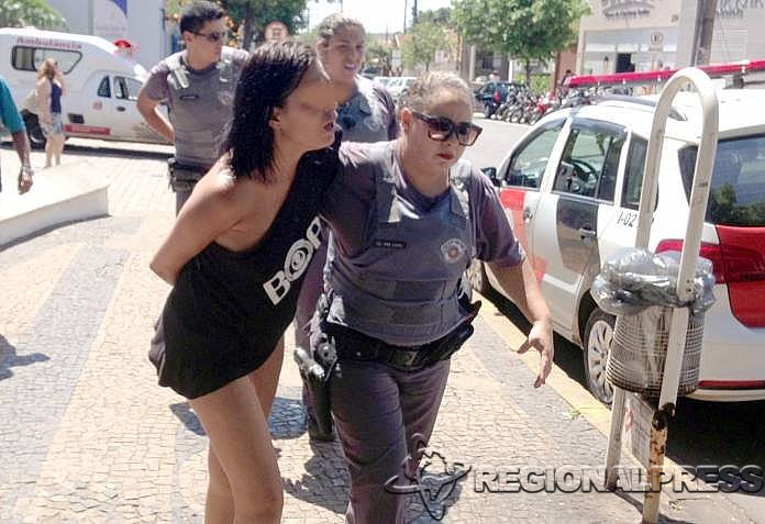 Mulher foi presa pela PM quando tentava fugir após praticar o crime. Foto: Regionalpress 