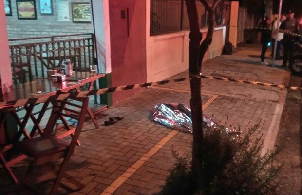 Mulher é morta após ser baleada em bar em São Carlos (Foto: Maurício Duch/ Folha Região).