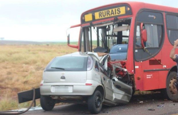 Motorista do veículo morreu na hora após bater em ônibus (Foto: Vector News/Arquivo Pessoal).