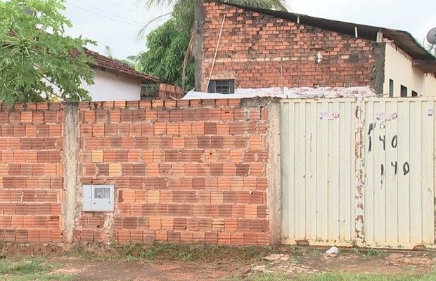 Casa onde o homem foi encontrado morto (Foto: Reprodução/TV TEM).