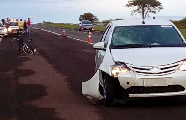 Triciclo ficou completamente destruído após o acidente. Foto: Polícia Rodoviária