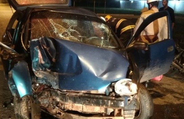 Carro bateu contra poste no Setor Faiçalville, em Goiânia, Goiás (Foto: Divulgação/Corpo de Bombeiros).