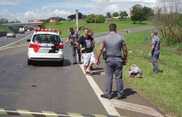 Um dos envolvidos na tentativa de roubo aguarda atendimento no canteiro da rodovia (Foto: Rádio Azul Celeste).