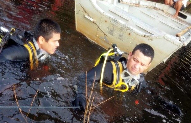 Bombeiros fazem buscas pelas vítimas no Rio Guaporé (Foto: Divulgação/Corpo de Bombeiros-MT).