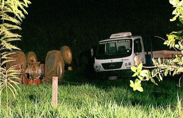 Vítima estava guinchando um caminhão que ficou atolado em um terreno do sítio em Serra Azul (Foto: Reprodução/EPTV).