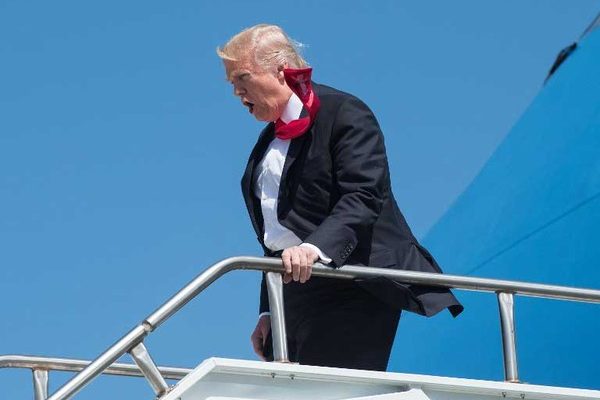 Presidente dos Estados Unidos, Donald Trump, deixa Air Force One após chegar a Orlando, na Flórida, na sexta-feira (3) (Foto: Nicholas Kamm / AFP).