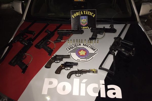 Dois revólveres e uma espingarda foram apreendidos dentro de uma casa em Tremembé. (Foto: Divulgação/Polícia Militar).