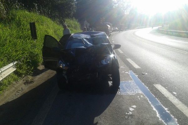 Carro atingido por uma moto em acidente em Mairinque (Foto: Corpo de Bombeiros de Mairinque/Divulgação).