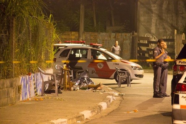 Local de chacina onde morreram seis pessoas no Jaçanã, Zona Norte de São Paulo (Foto: Nivaldo Lima/Futura Press/Estadão Conteúdo).