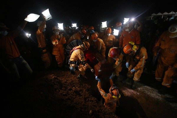 Colômbia continua as buscas de desaparecidos após deslizamento (Foto: Ivan Valencia/AP).