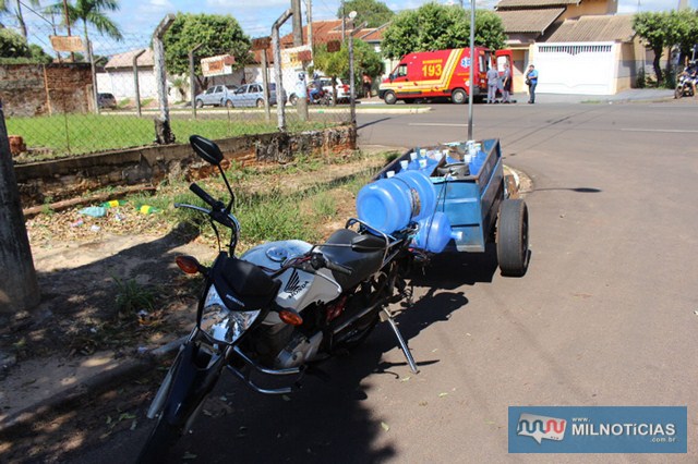 Motocicleta acoplada a carretinha não chegou a tombar, por isso não sofreu danos. foto: MANOEL MESSIAS/Mil Noticias