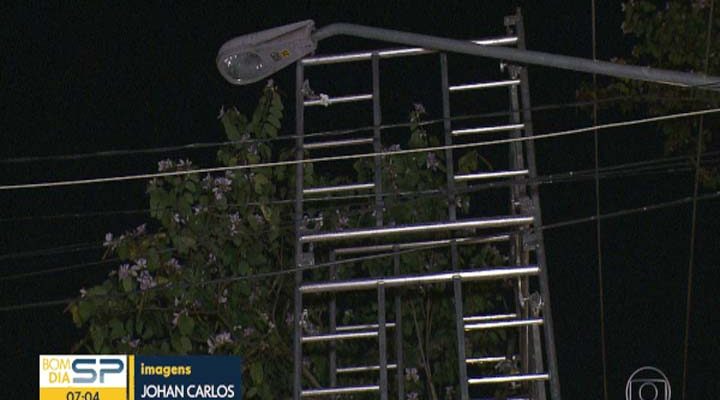 Andaime de onde técnico caiu em São Paulo (Foto: Reprodução/TV Globo).