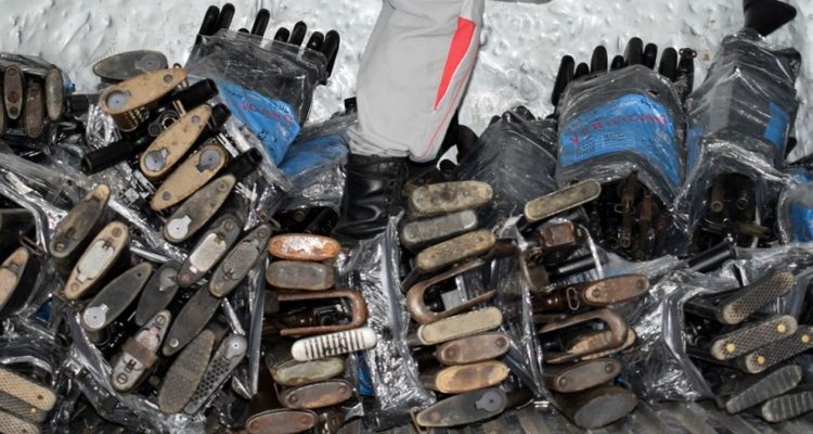 Após acordo de paz, missão da ONU trabalha para retirar armamentos da guerrilha em esconderijos. Na foto, algumas das armas resgatadas pela missão divulgada na segunda-feira (31) (Foto: AFP).