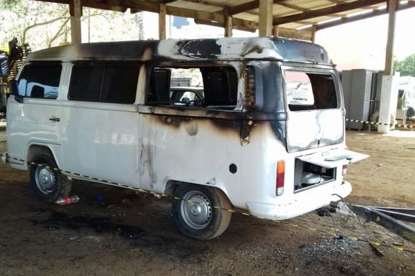 Kombi foi incendiada em Joinville (Foto: Prefeitura de Joinville/ Divulgação)