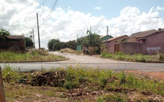 Corpo de bebê é encontrado dentro de sacola no setor Buriti Sereno em Aparecida de Goiânia (Foto: Reprodução/TV Anhanguera).