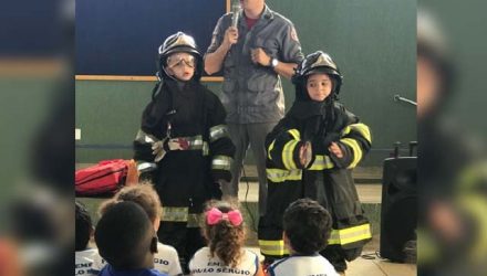 Corpo de Bombeiros de Andradina, na pessoa do soldado Correa, interagiu com os alunos e realizou o sonho de muitos pequeninos: ser bombeiro por um dia. Fotos:Assessoria de Comunicação