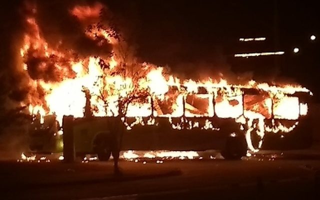 Ônibus é incendiado por vândalos na zona sul de São José dos Campos (Foto: Maria Vitória/ Vanguarda Repórter).