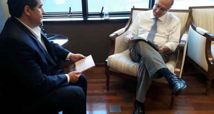 Marco Pilla (esq.), e Geraldo alckmin, durante entrega de livro de autoria de Pilla. Foto: DIVULGAÇÃO