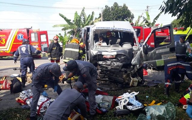 Vítimas estão sendo atendidas no local do acidente, da Rodovia Rio-Santos (Foto: G1 Santos).