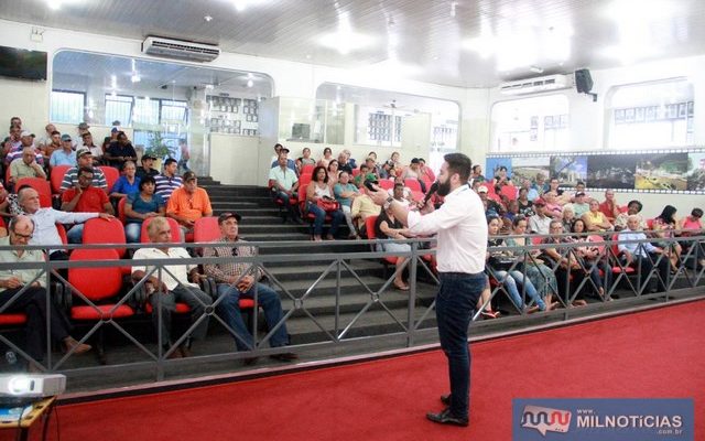 Secretárias de Desenvolvimento Agrário e de Desenvolvimento Econômico, Emprego e Renda debatem a criação do Sistema de Comercialização Agrária de Andradina com agricultores familiares. Fotos: Secom/Prefeitura