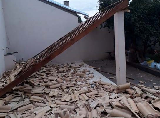 Crianças estavam brincando na varanda da casa quando o telhado caiu em Pereira Barreto (Foto: Arquivo Pessoal)