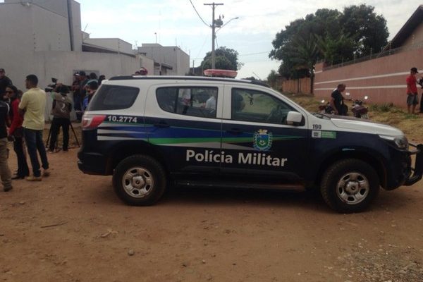 Polícia no local em que os dois homens morreram (Foto: Osvaldo Nóbrega/TV Morena).