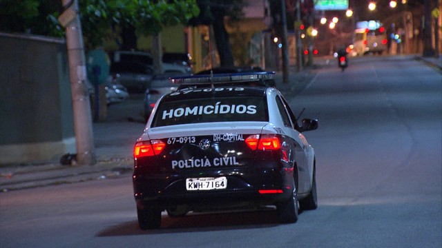 Agentes da Divisão de Homicídios da Capital estiveram no local do crime — Foto: Reprodução / TV Globo