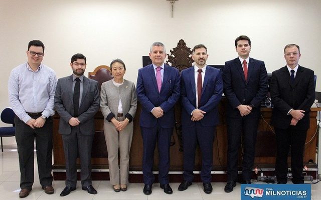 Prefeita Tamiko durante encontro com o desembargador Paulo de Magalhães Coelho no Fórum de Andradina. Foto: Secom/Prefeitura