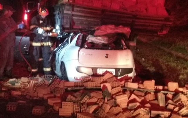 Carga de tijolos caiu na pista entre Marília e Oriente (Foto: Marília Urgente / Divulgação ).