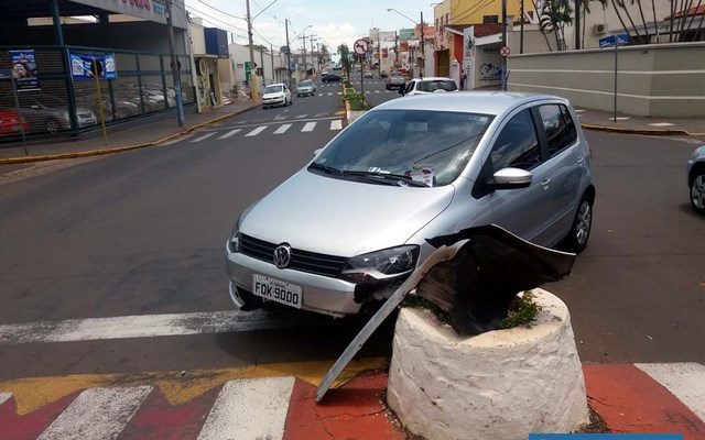 Professora aposentada bateu veículo contra mureta central da Av. Guanabara. Foto: MANOEL MESSIAS/Agência