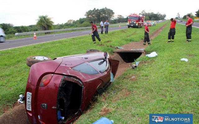 Casal ficou ferido quando motorista do For Ka perdeu o controle de direção capotou e foi parar na canaleta central de escoamento de águas pluviais

Fotos: MANOEL MESSIAS/Agência