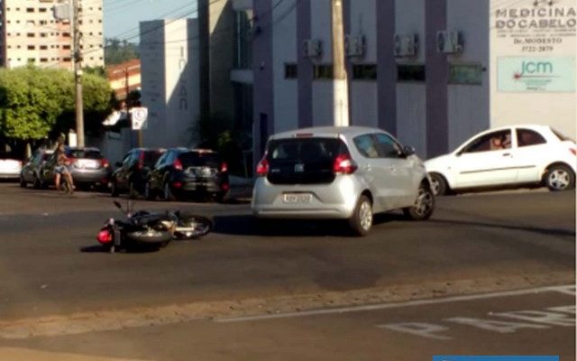 Acidente aconteceu quando motorista do Mobile atravessou a sinalização de trânsito existente naquele cruzamento. Foto: DIVULGAÇÃO