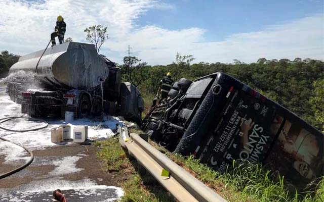 Bombeiros trabalham em local de acidente com ônibus que levava equipe da cantora Yasmin Santos — Foto: Polícia Rodoviária Federal/Divulgação