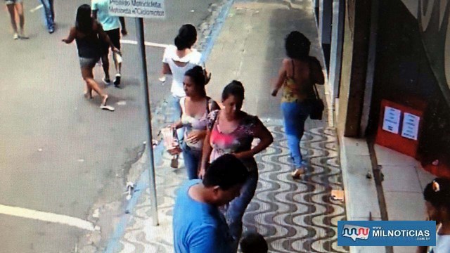 Mulheres são flagradas furtando brinquedos de caixa coletora deixada em uma loja do centro de Andradina. Fotos: DIVULGAÇÃO