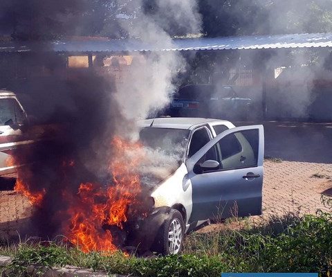 Fiat Pálio estava apreendido havia 30 dias depois de localizado pela PM com baterias furtadas de caminhão. Foto: MANOEL MESSIAS/Agência