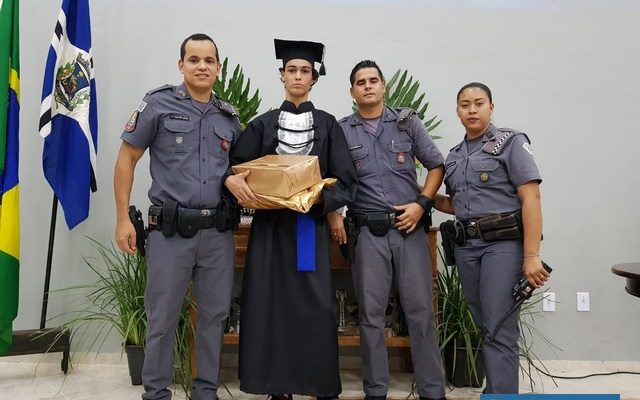 O jovem Gabriel Igor Sabino Girardi, de 15 anos, recebeu a farda em sua formatura do 9º Ano. Fotos: Divulgação