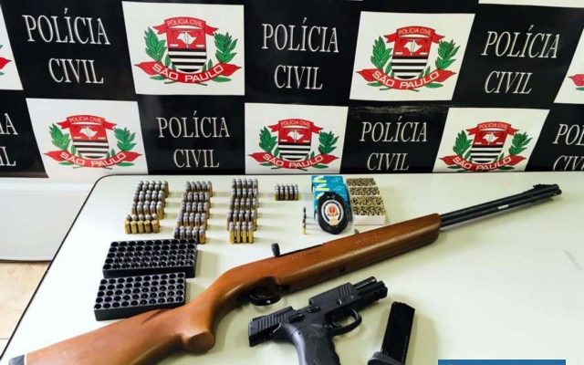 Foram apreendidas uma pistola .45, com 8 munições,  uma espingarda calibre .22, com 4 munições, além de outras várias munições de diversos calibres. Foto: DIVULGAÇÃO