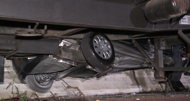 Caminhão esmagou veículo na Marginal Tietê na noite desta quarta-feira (23) — Foto: Reprodução/TV Globo.