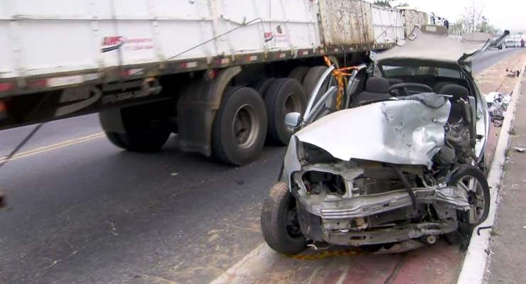 Carro envolvido no acidente da Avenida Assis Ribeiro ainda estava na via na manhã desta sexta-feira (25) — Foto: Reprodução/TV Globo.