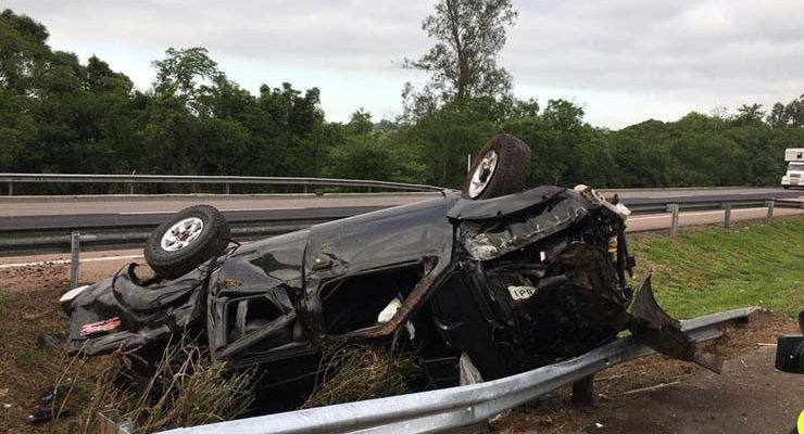 Após capotar carro, motorista morreu atropelado na freeway — Foto: Samuel Vettori/RBS TV.