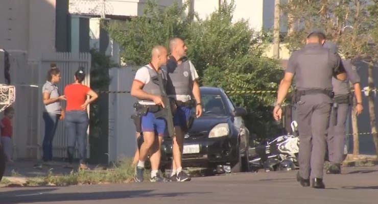 Perseguição mobilizou um grande contingente de policiais na rua Hermínio Cavalari, na zona oeste de Maarília — Foto: TV TEM/Reprodução.