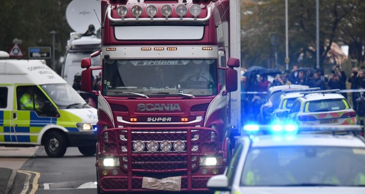 Policial dirige caminhão encontrado com 39 corpos em Grays, na região de Essex, na Inglaterra, na quarta-feira (23) — Foto: Ben Stansall / AFP.