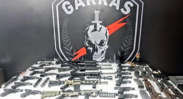 Defesa de suspeito de ser um dos chefes da mílicia quer tornar nula apreensão de armas em casa da família, alegando que não havia ordem judicial para polícia entrar no imóvel — Foto: Polícia Militar/Divulgação.