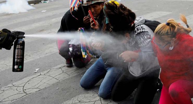 Agentes jogam gás de pimenta em manifestantes na Bolívia — Foto: Reuters/Marco Bello.