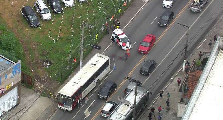 PM à paisana atira em criminoso durante tentativa de assalto em ônibus no Capão Redondo — Foto: Reprodução TV Globo.