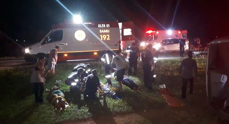 Passageiros são socorridos após micro-ônibus que voltava da praia tombar no canteiro de rodovia em Mogi Mirim (SP) — Foto: Polícia Militar Rodoviária/Divulgação.